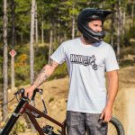 Un homme portant un t-shirt Whip it