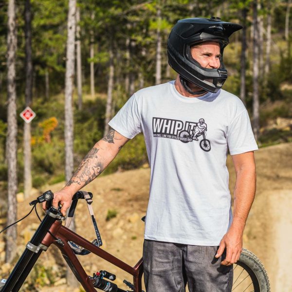 Un homme portant un t-shirt Whip it