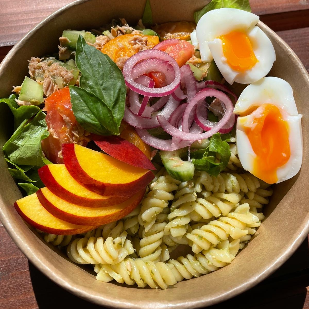 Salade de pates, oeuf et brunion