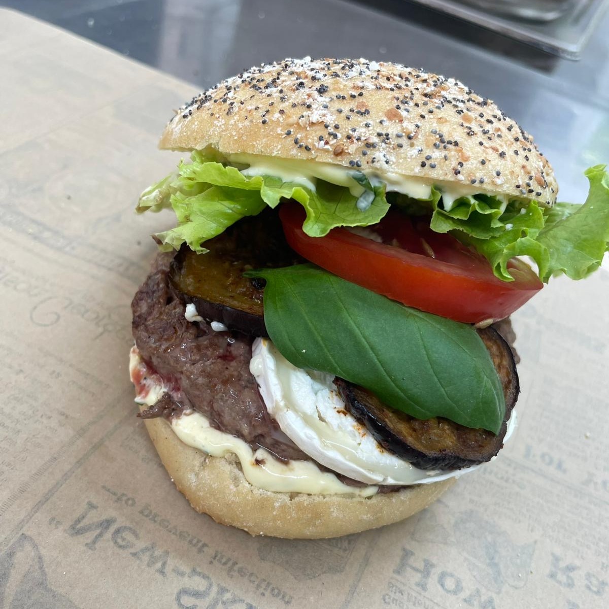 Burger steak, chèvre, aubergine, salade