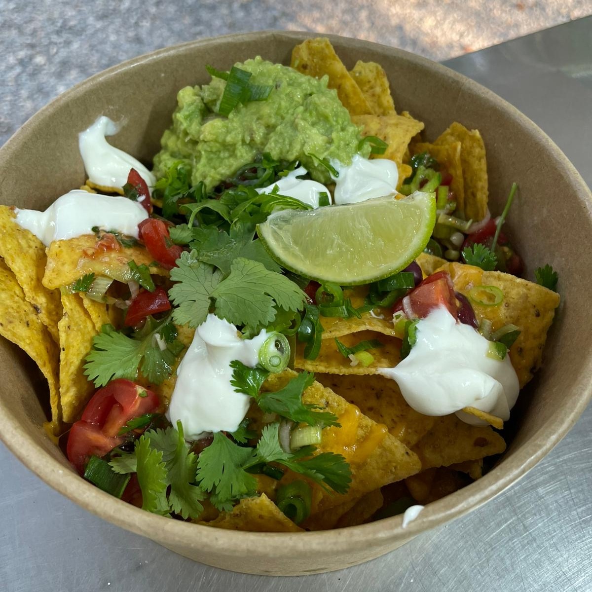 Entrée mexicaine, nachos, coriandre, crème et guacamole