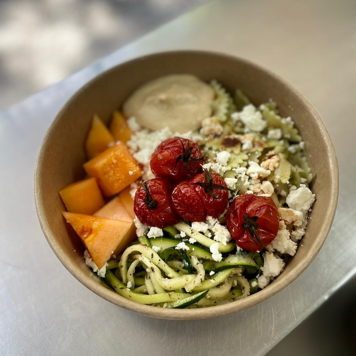 Petite salade fraîche, pates, melon, parmesan